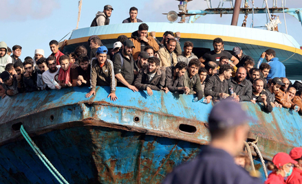Jednym z problemów, przed którymi stoi Unia Europejska, jest kryzys migracyjny. Na zdjęciu: łódź z u