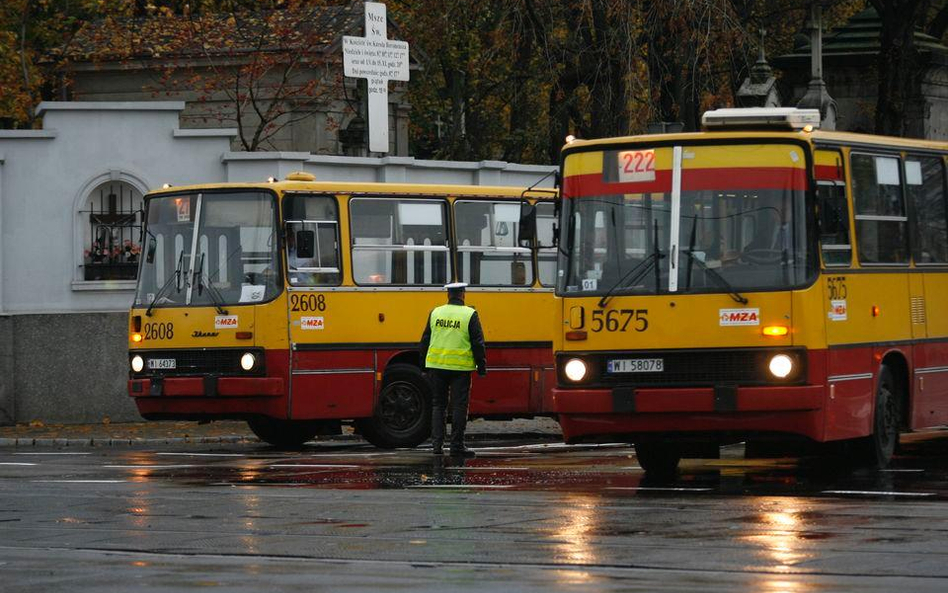 Autobusem na cmentarz