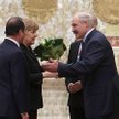 Prezydent Białorusi Aleksander Łukaszenko wita w swojej mińskiej rezydencji członków "normandzkiej c