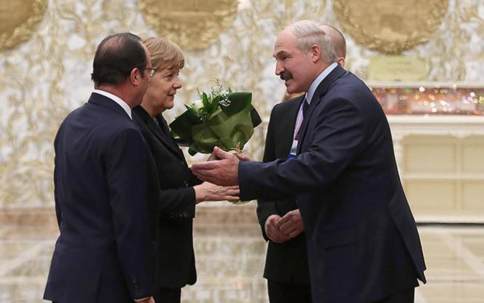 Prezydent Białorusi Aleksander Łukaszenko wita w swojej mińskiej rezydencji członków "normandzkiej c