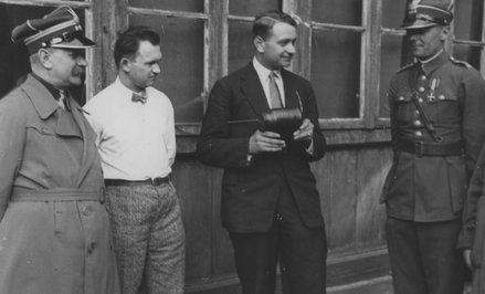 Stoją od lewej: płk Pluciński, NN, inż. Michał Gonczaruk, kpt. Stefan Witkowski. Warszawa, 16 maja 1