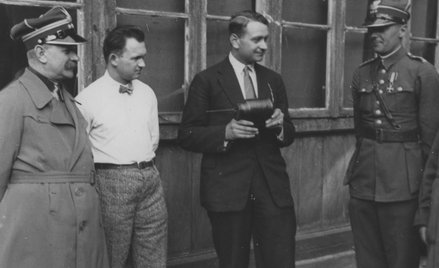 Stoją od lewej: płk Pluciński, NN, inż. Michał Gonczaruk, kpt. Stefan Witkowski. Warszawa, 16 maja 1