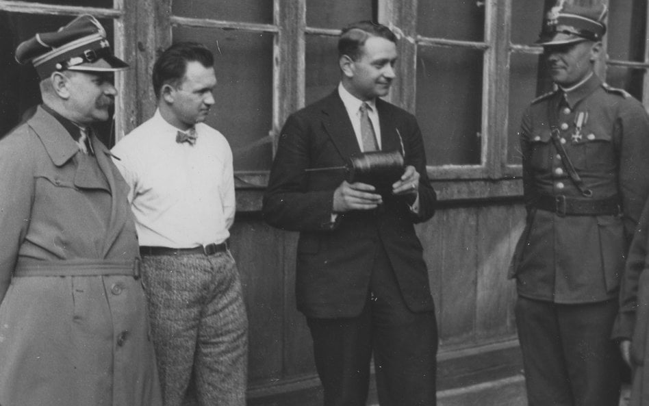 Stoją od lewej: płk Pluciński, NN, inż. Michał Gonczaruk, kpt. Stefan Witkowski. Warszawa, 16 maja 1