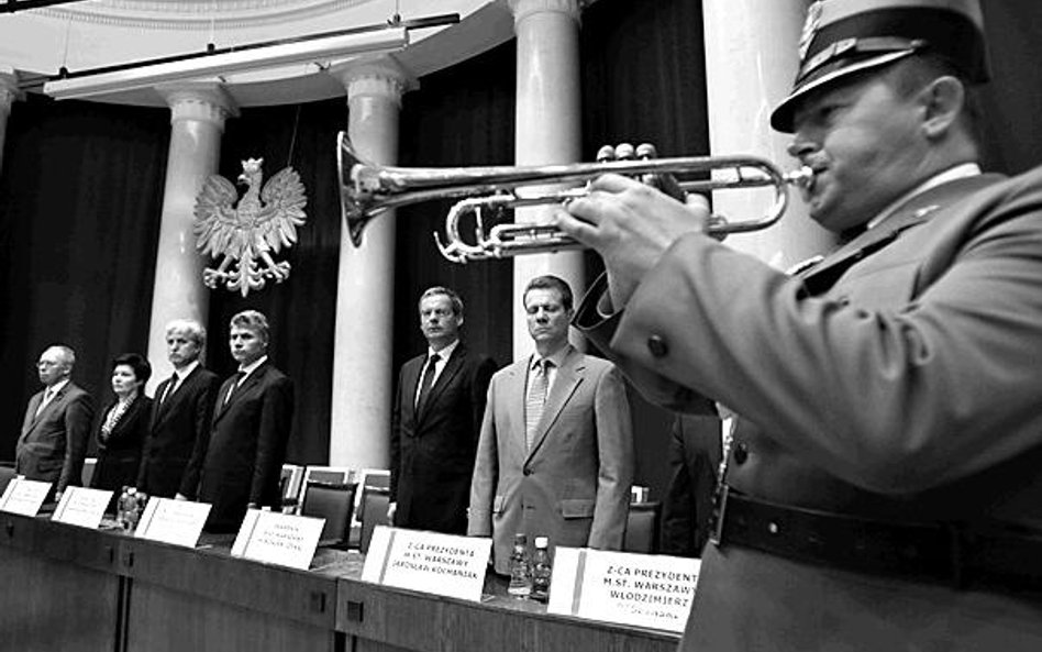 Na sesji odegrano także hejnał Warszawy