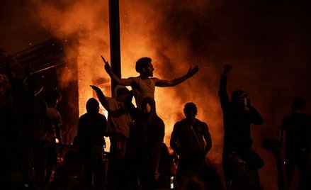 Minneapolis: Płonie komisariat, Trump mówi o strzelaniu