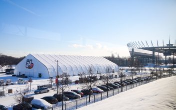 Budowa sceny 34. Finału Wielkiej Orkiestry Świątecznej Pomocy na błoniach Stadionu PGE Narodowego