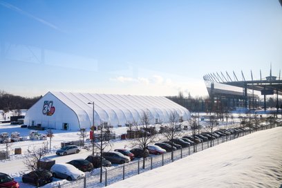 Budowa sceny 34. Finału Wielkiej Orkiestry Świątecznej Pomocy na błoniach Stadionu PGE Narodowego