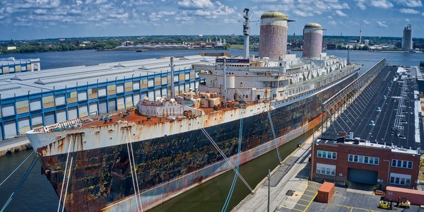 Słynny transatlantyk gotowy do zatopienia. Amerykanie położą go na dnie