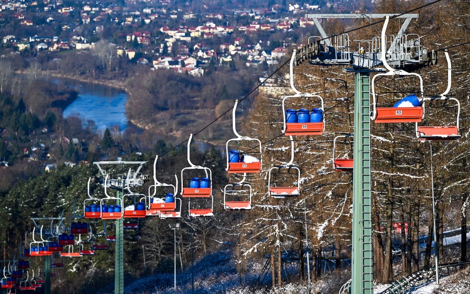 Przemyśl, koniec grudnia 2024 roku. Nieczynny wyciąg narciarski, zamknięty z powodu braku śniegu.