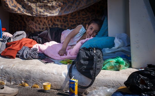 Bezdomna dziewczynka na ulicach Bejrutu