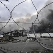 Płonące magazyny po ataku Rosji w pobliżu Kijowa