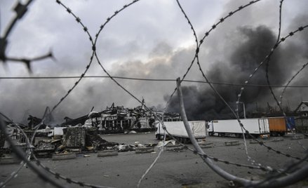 Płonące magazyny po ataku Rosji w pobliżu Kijowa