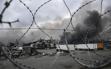 Płonące magazyny po ataku Rosji w pobliżu Kijowa