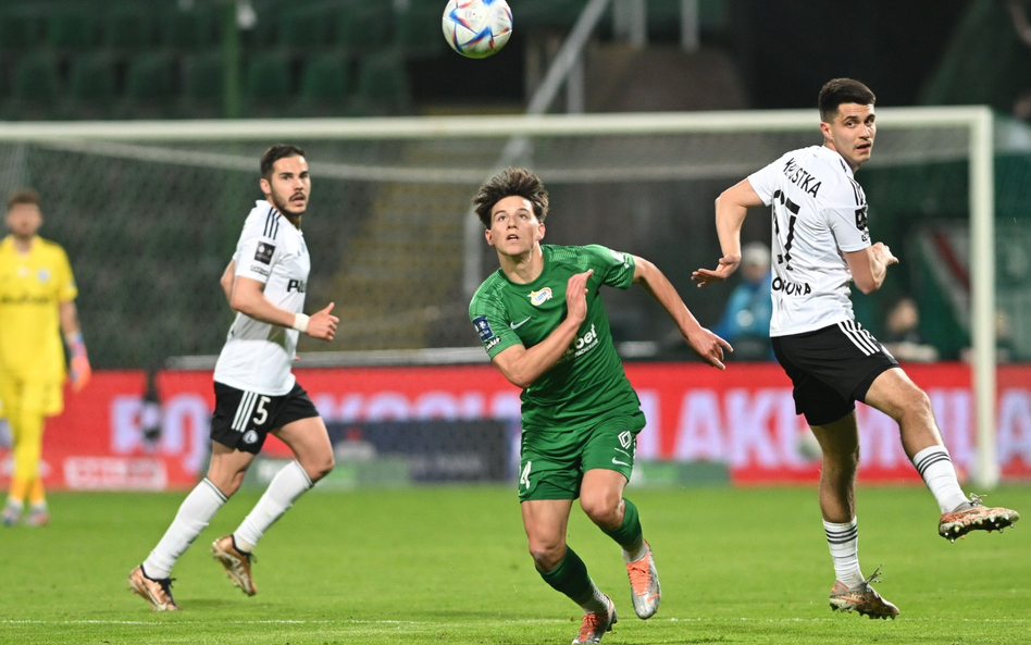 W sobotę Warta Poznań (na zdjęciu w środku Kajetan Szmyt) pokonała Legię Warszawa 1:0.