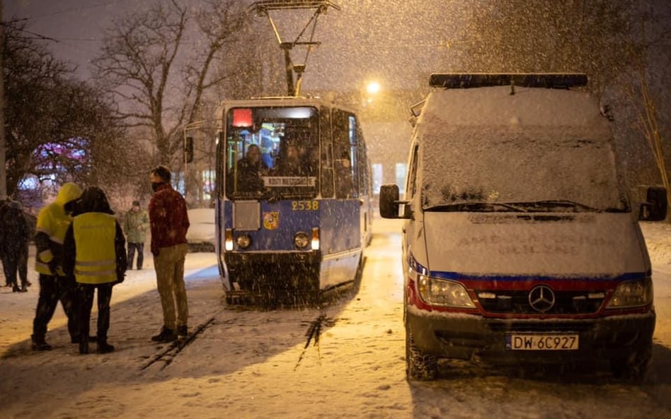 Na torze przy Mostach Mieszczańskich we Wrocławiu stanął tramwaj, w którym w zimne noce wydawane będ