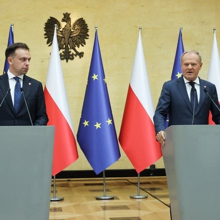 Premier Donald Tusk i minister finansów i gospodarki Andrzej Domański podczas konferencji prasowej