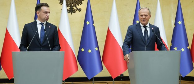 Premier Donald Tusk i minister finansów i gospodarki Andrzej Domański podczas konferencji prasowej