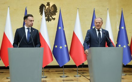 Premier Donald Tusk i minister finansów i gospodarki Andrzej Domański podczas konferencji prasowej