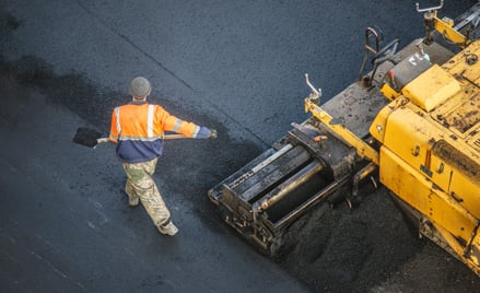 Orlen, największy krajowy producent asfaltów, prognozuje, że w związku z kontynuacją kilku rządowych