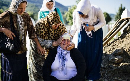 Kobieta opłakująca swojego brata w zachodniej Bośni w mieście Srebrenica, gdzie odnaleziono masowe g