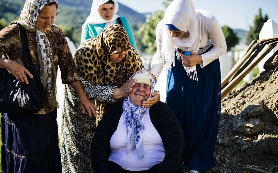 Kobieta opłakująca swojego brata w zachodniej Bośni w mieście Srebrenica, gdzie odnaleziono masowe g