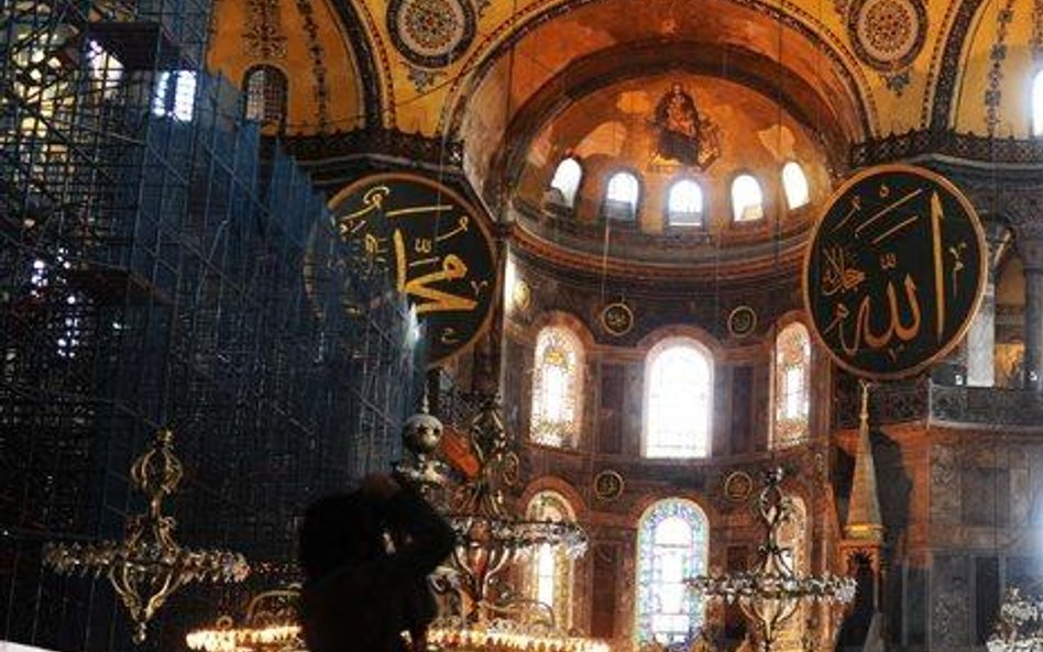 Hagia Sophia przez 916 lat służyła chrześcijanom, kolejne 481 lat muzułmanom, a od 1935 r. jest muze