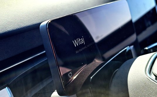 Volvo EX90 posiada na szczęście wyświetlacz umieszczony centralnie przed kierowcą