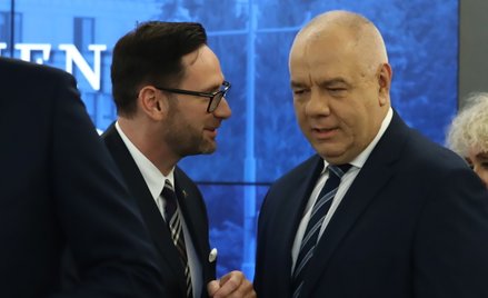 Prezes zarządu PKN Orlen Daniel Obajtek (L) oraz wicepremier, minister aktywów państwowych Jacek Sas