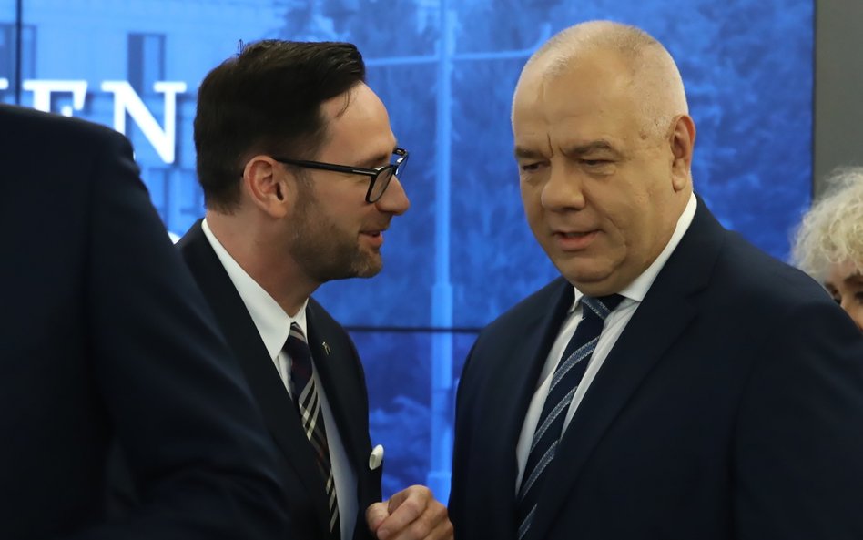 Prezes zarządu PKN Orlen Daniel Obajtek (L) oraz wicepremier, minister aktywów państwowych Jacek Sas