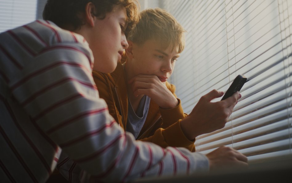 Ekspert wyjaśnił, jakich treści szuka w internecie pokolenie Alfa