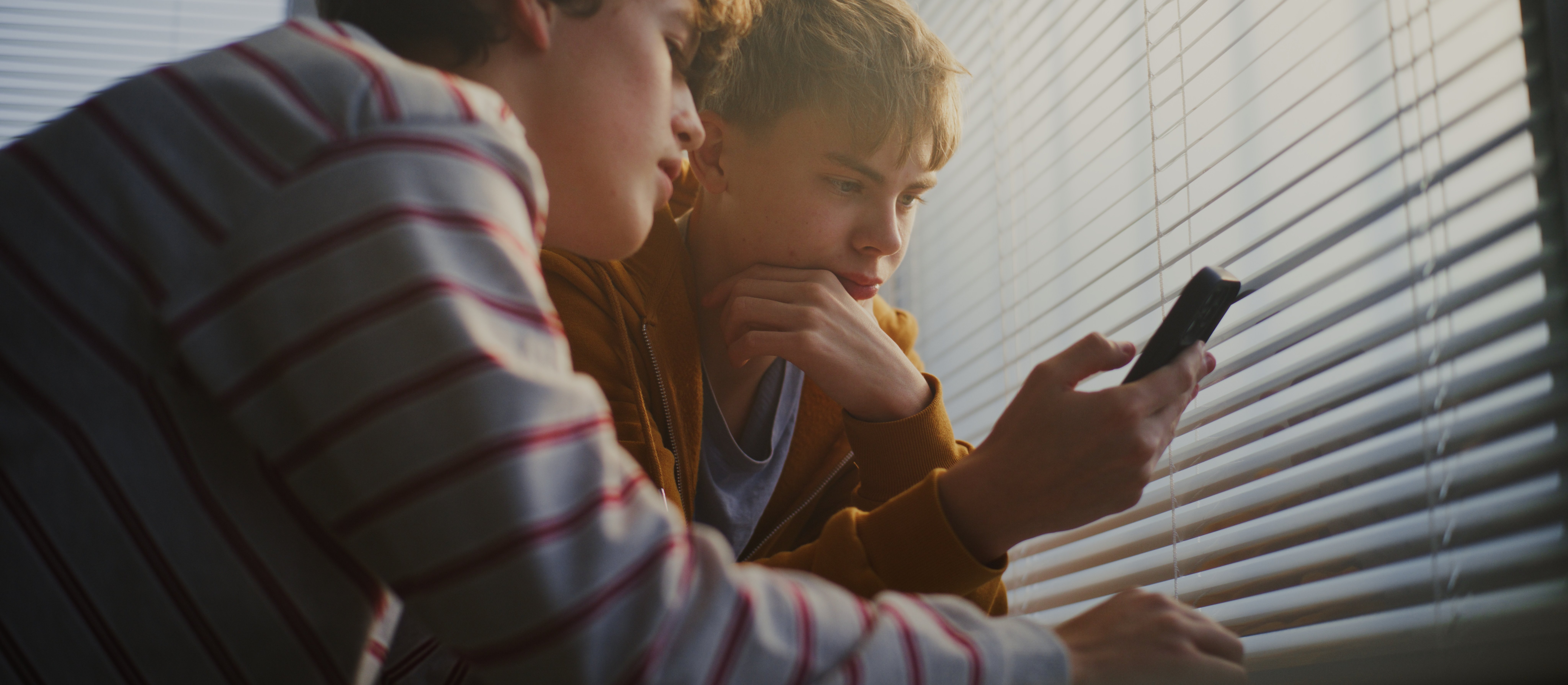 Pokolenie Alfa w internecie. Często trafia do niego płytki przekaz