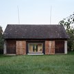 Architekci zaprojektowali prosty moduł o lekkiej, drewnianej konstrukcji, którą umieścili wewnątrz s