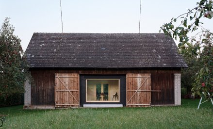 Architekci zaprojektowali prosty moduł o lekkiej, drewnianej konstrukcji, którą umieścili wewnątrz s