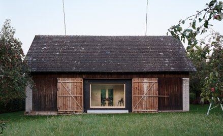 Architekci zaprojektowali prosty moduł o lekkiej, drewnianej konstrukcji, którą umieścili wewnątrz s