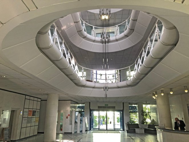 W chwili oddania do użytku główny hall Curtis Plaza imponował rozmiarem i żyrandolem wysokości kilku