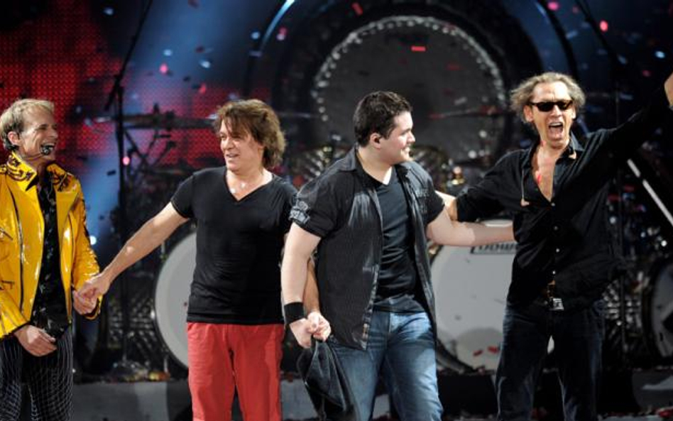 Od lewej: David Lee Roth, Eddie Van Halen, Wolfgang Van Halen i Alex Van Halen podczas koncertu w Ka