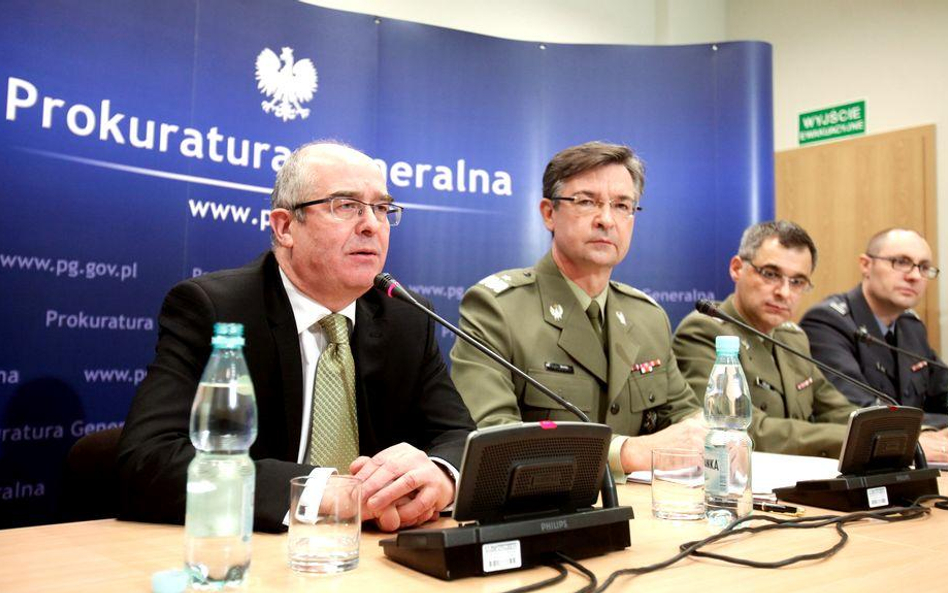 Konferencja prokuratorów dotycząca śledztwa smoleńskiego. Andrzej Seremet pierwszy od lewej