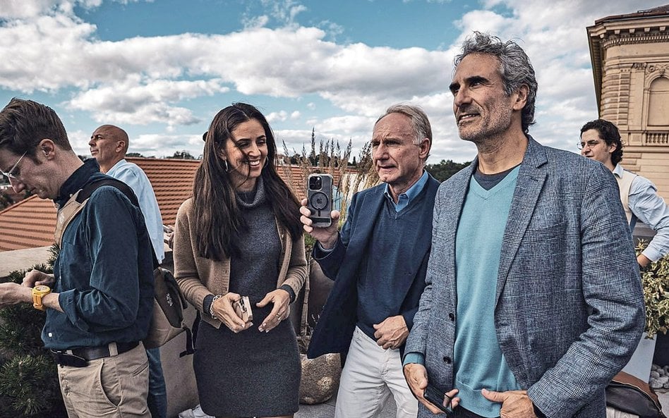 Judith Pietersen,partnerka pisarza, Dan Brown i Jason Kaufman, redaktor i przyjaciel na tarasie Four