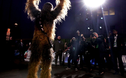 Chewbacca pozuje na premierze filmu w Los Angeles