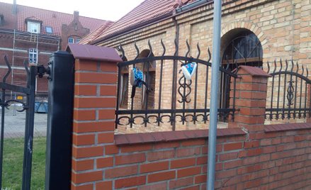 Buciki na kościołach. Akcja upamiętnia ofiary pedofilii