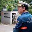 Teren przed główną bramą zakładu firmy Hanwha Aerospace jest zabezpieczony przez policję