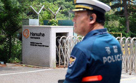 Teren przed główną bramą zakładu firmy Hanwha Aerospace jest zabezpieczony przez policję