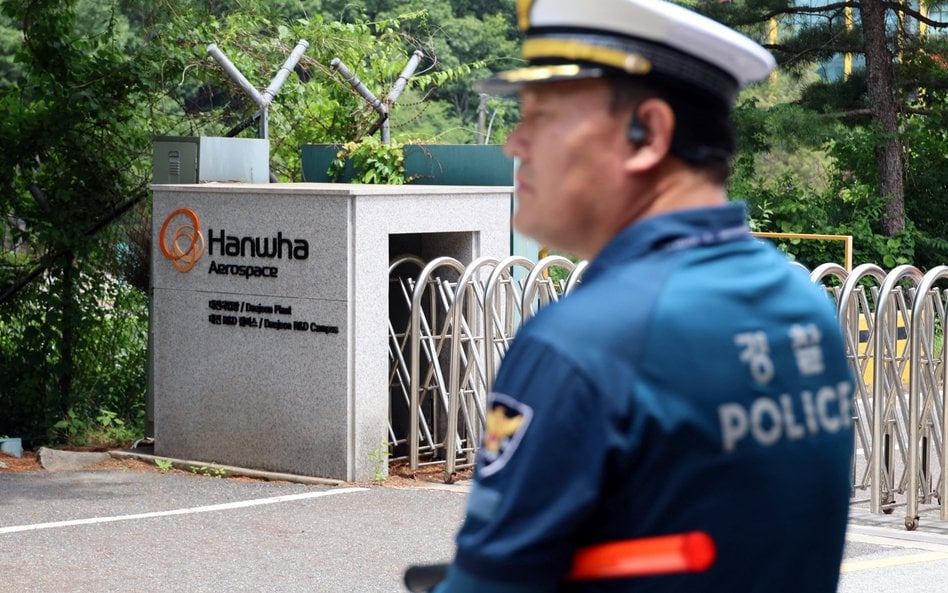 Teren przed główną bramą zakładu firmy Hanwha Aerospace jest zabezpieczony przez policję