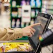 Robiąc zakupy przy kasach samoobsługowych, często wydajemy więcej, niż zakładaliśmy