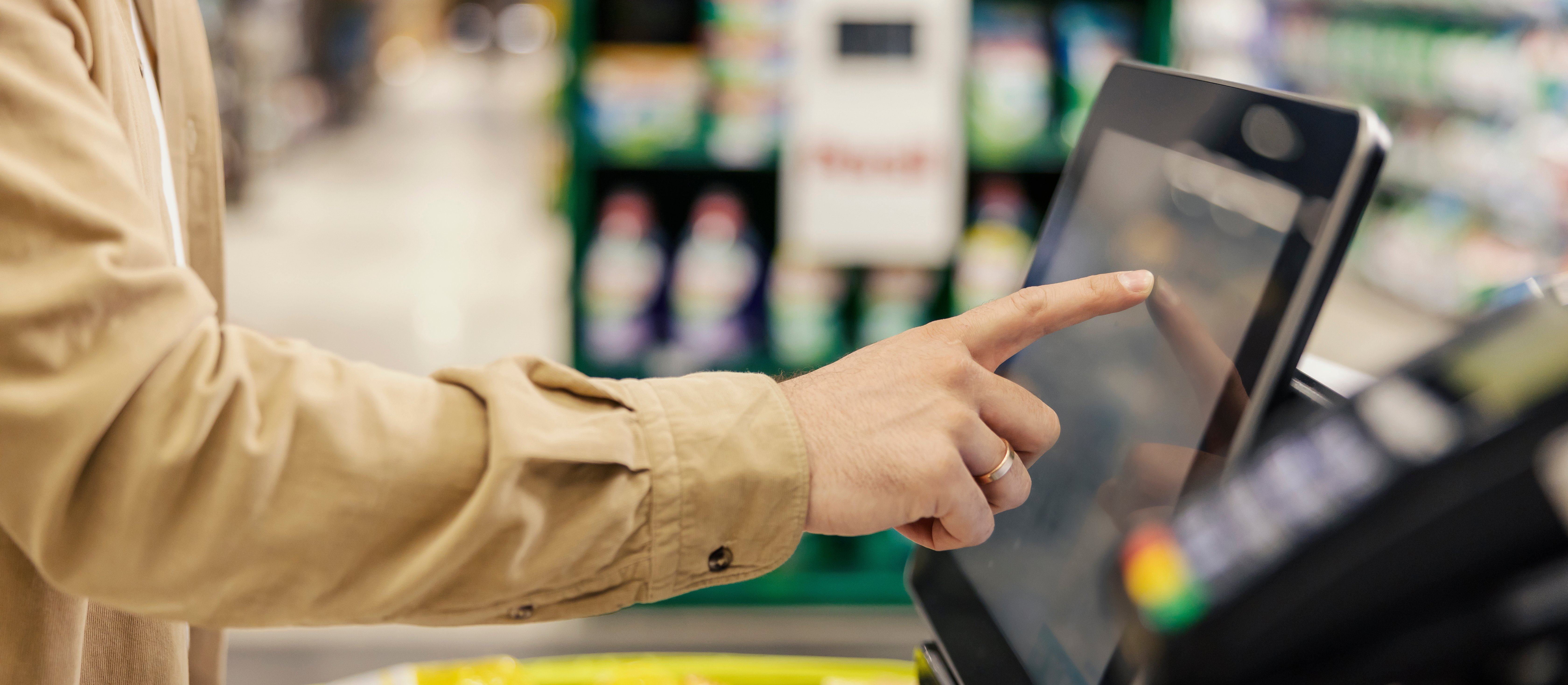 Płacisz za zakupy w kasie samoobsługowej? Twój rachunek może być wyższy choćby o 25 proc. Z czego to wynika?