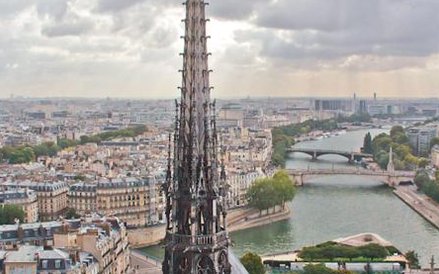 Iglica katedry, pochodząca z połowy XIX wieku, została doszczętnie zniszczona