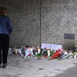 Ludzie składają kwiaty w miejscu, w którym został zastrzelony 39-letni mężczyzna
