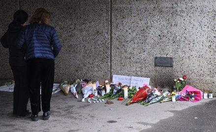 Ludzie składają kwiaty w miejscu, w którym został zastrzelony 39-letni mężczyzna