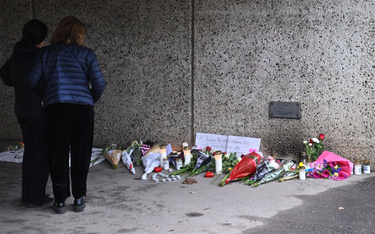 Ludzie składają kwiaty w miejscu, w którym został zastrzelony 39-letni mężczyzna