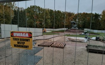 Okolice łazienkowskiego pomnika Fryderyka Chopina to teren budowy